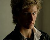 ������˹�����ٸ�(Alex Pettyfer)д��ͼƬ