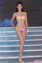 组图：港姐决赛前泳装亮相 上届冠军模拟戴后冠