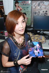 组图：阿Sa(蔡卓妍)电台宣传新专辑秀美腿