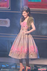 组图：港姐欧式复古礼服亮相 急智环节各显神通