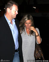 组图：安妮斯顿素颜亮相 秀鸽子蛋婚期将近