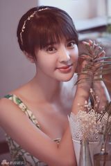 组图：张璇最新油画写真 身姿优雅显小女人