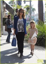 组图：阿尔芭一家四口现身伦敦 与老公各携一女