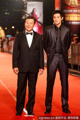 组图：金钟奖红毯寇世勋携儿子压轴亮相