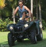 组图：斯科特-迪西克携妻儿海滩嬉戏 父爱满溢