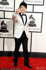 组图：郎朗帅气亮相格莱美红毯 招牌手势绅士范