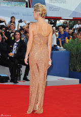 组图：凯特-哈德森性感亮相威尼斯电影节