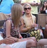 组图：帕丽斯-希尔顿胸部缩水 手臂现皱纹疑抽脂