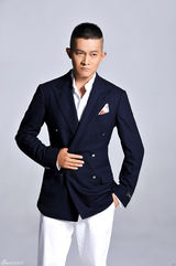 组图：杨志刚深蓝白彰显绅士风度