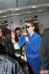 组图：何超云分手后首亮相 心情靓避谈感情事