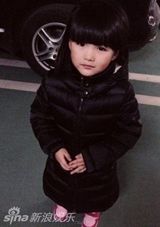 组图：王诗龄卖萌照撞脸童年王菲