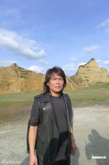 组图：伍佰拍广告灰头土脸敬业精神获掌声