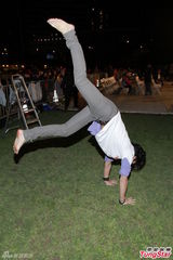 组图：谢安琪教儿子抗流感 林德信光脚秀瑜伽