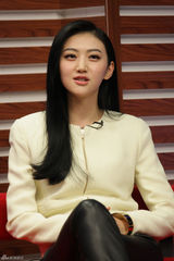 组图：《警察故事》刘烨贫嘴聊捉贼 景甜赞成龙