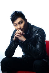 组图：谭耀文曝最新儒雅写真庆新年