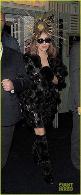 组图：Gaga乘金色马车亮相 别致头饰抢镜十足