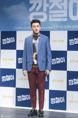 独家高清：刘亚仁牵手金海淑宣传新片《强哲》