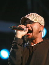 张震岳携乐队参演龙水湖音乐节