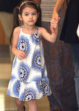 高清组图：可爱苏瑞扎小辫穿花裙和妈妈逛街 