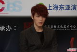 组图：韩国人气偶像金在中亮相上海魅惑帅气