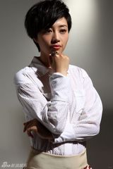 组图：张龄心素雅写真笑容爽朗