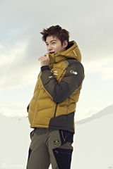 高清图：李敏镐拍广告吃雪堆雪人显天真烂漫