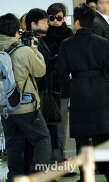 幻灯：李秉宪前往日本参加见面会　黑墨镜示人