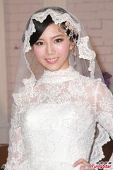 组图：李曼筠穿婚纱露酥胸 Whitney日本造人