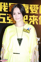 组图：阿娇沉浸恋情微笑 携容祖儿出席活动