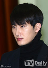 组图：SJ利特送别至亲悲痛欲绝 始源等团员抬棺