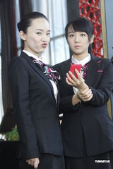 组图：《爱情面前谁怕谁》探班 霍思燕变可爱土著