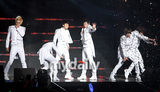 组图：韩偶像组合Beast首开唱 变白马王子劲歌热舞