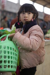 组图：《爸爸去哪儿》难度升级 小朋友独立买菜