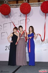 组图：S.H.E亮相记者会 Selina性感Ella秀美腿