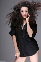 组图：翡翠女王郭金诱惑写真 超短制服很有料