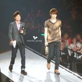 组图：金在中日本演唱会第二场 玩偶塞胸搞怪