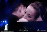 组图：张学友杭州个唱火爆 与舒淇热吻画面引尖叫