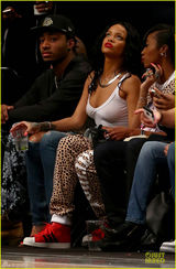 组图：蕾哈娜性感观战NBA 白T恤展傲人身材