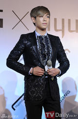 组图：BigBang亮相记者会装扮帅气有型