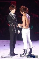 组图：SM巡演SJ少时等火辣劲爆 现场玩变装