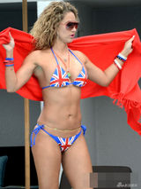 组图：美女教练珍妮佛米字旗比基尼秀坚挺双峰