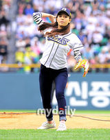 组图：Wondergirls成员婑斌为棒球赛开球