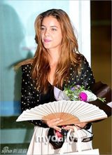 组图：名模芭芭拉-帕尔文赴韩宣传显亲和