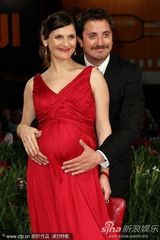 《后事》首映 女星泽格斯挺大肚与导演恩爱现身(图)