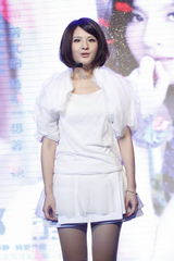 组图：郭静摆桃花阵玩招亲 获赠天后级专属麦克