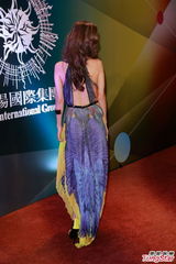 组图：薜凯琪露背深V晒身材 否认转行性感路线