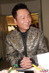 组图：田蕊妮开嗓献声慈善紧张 美艳似郑秀文