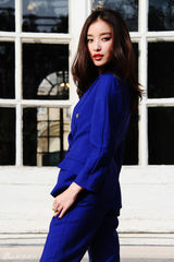 组图：baby修身粉裙露美腿 倪妮宝蓝西装优雅