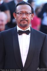 组图：姜文携周韵亮相秀恩爱 与老外相聊甚欢