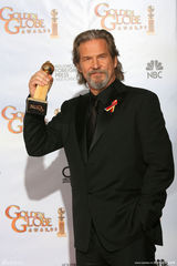 高清图：杰夫-布里吉斯获影帝 搂温斯莱特得意洋洋